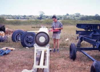 WhatsApp Image 2025 09 26 at 5.52.56 PM In Coronie werd op 24 september de historische raketlancering uit 1965 herdacht, toen vier Nike-Apache-raketten vanuit Totness werden gelanceerd in samenwerking met NASA, Universiteit Utrecht en KNMI. Tijdens de ceremonie werd een replica van de raket onthuld. De herdenking benadrukt Coronie’s unieke bijdrage aan ruimteonderzoek en de Surinaams-Amerikaanse vriendschap.