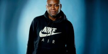 WhatsApp Image 2025 09 28 at 19.22.04 Wilfred Clerance Vrede, geboren in Brownsweg en opgegroeid in Nieuw Koffiekamp, is al 25 jaar een sleutelfiguur in de promotie van Marron artiesten. Vanuit Brussel organiseert hij internationale tours en evenementen, waaronder de Tapa Jai in Klaaskreek. Zijn missie: Marron muziek en cultuur wereldwijd zichtbaar maken en een podium bieden.