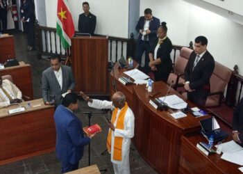 WhatsApp Image 2025 09 29 at 2.18.37 PM In De Nationale Assemblee (DNA) zouden maandagmorgen om 10.30 uur VHP-voorzitter en ex-president Chandrikapersad Santokhi en NDP’er Leroy Doorson officieel beëdigd worden als nieuwe leden van het parlement...