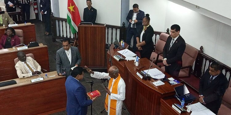 WhatsApp Image 2025 09 29 at 2.18.37 PM In De Nationale Assemblee (DNA) zouden maandagmorgen om 10.30 uur VHP-voorzitter en ex-president Chandrikapersad Santokhi en NDP’er Leroy Doorson officieel beëdigd worden als nieuwe leden van het parlement...