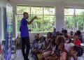 a2c1bc31 0dde 4857 848e dd97aa7d7fb1 1536x863 1 Stichting Gaape Denki heeft tijdens de vakantieperiode een reeks activiteiten georganiseerd voor kinderen in Devisbuiten, ook bekend als Texas. De afsluiting vond plaats op woensdag 17 september, waarbij de jeugdpolitie voorlichting gaf over thema’s als drugs, wapens, seksueel misbruik, pornografie en geweld. Het initiatief maakt deel uit van het pilotproject Gaape Denki dat  “groots denken” betekent...