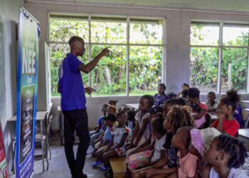 a2c1bc31 0dde 4857 848e dd97aa7d7fb1 1536x863 1 Stichting Gaape Denki heeft tijdens de vakantieperiode een reeks activiteiten georganiseerd voor kinderen in Devisbuiten, ook bekend als Texas. De afsluiting vond plaats op woensdag 17 september, waarbij de jeugdpolitie voorlichting gaf over thema’s als drugs, wapens, seksueel misbruik, pornografie en geweld. Het initiatief maakt deel uit van het pilotproject Gaape Denki dat  “groots denken” betekent...