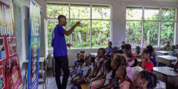 a2c1bc31 0dde 4857 848e dd97aa7d7fb1 1536x863 1 Stichting Gaape Denki heeft tijdens de vakantieperiode een reeks activiteiten georganiseerd voor kinderen in Devisbuiten, ook bekend als Texas. De afsluiting vond plaats op woensdag 17 september, waarbij de jeugdpolitie voorlichting gaf over thema’s als drugs, wapens, seksueel misbruik, pornografie en geweld. Het initiatief maakt deel uit van het pilotproject Gaape Denki dat  “groots denken” betekent...