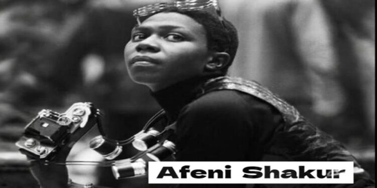 afeni shakur Assata Shakur, peettante van Tupac Shakur, overleed op 25 september 2025 in Cuba, waar zij sinds 1979 politiek asiel genoot. Haar dood roept herinneringen op aan Tupac’s moeder, Afeni Shakur, beide prominente activisten in de Black Liberation-beweging. Hun nalatenschap leeft voort in Tupac’s kunst, activisme en blijvende maatschappelijke impact.
