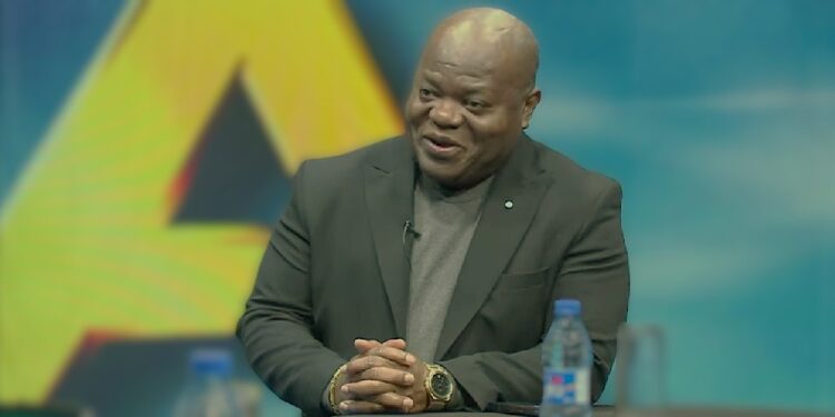 Minister Marinus Bee van Binnenlandse in het programma Q&A. Beeld: ATV