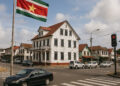 cf177b36 5e66 4771 848d 93839eada76b Suriname staat wederom op een kruispunt. Suriname heeft nu meer dan ooit een samenhangend en breed gedragen beleid nodig. De afgelopen decennia is het bestuur, de ontwikkelingsrichting en de belangrijkste zwaarwichtige besluiten die in alle lagen van de gemeenschap enorme impact hebben, te vaak afhankelijk geweest van de koers van één politieke partij, één president of enkele ministers...