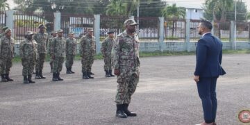 defensie bevordering Het ministerie van Defensie heeft vrijdag 71 militairen bevorderd naar een naast hogere rang. Tijdens de plechtigheid benadrukte minister Uraiqit Ramsaran dat de bevordering niet alleen een erkenning is van inzet en doorzettingsvermogen, maar ook een oproep tot grotere verantwoordelijkheid.
