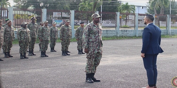 defensie bevordering Het ministerie van Defensie heeft vrijdag 71 militairen bevorderd naar een naast hogere rang. Tijdens de plechtigheid benadrukte minister Uraiqit Ramsaran dat de bevordering niet alleen een erkenning is van inzet en doorzettingsvermogen, maar ook een oproep tot grotere verantwoordelijkheid.
