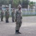 defensie bevordering Het ministerie van Defensie heeft vrijdag 71 militairen bevorderd naar een naast hogere rang. Tijdens de plechtigheid benadrukte minister Uraiqit Ramsaran dat de bevordering niet alleen een erkenning is van inzet en doorzettingsvermogen, maar ook een oproep tot grotere verantwoordelijkheid.