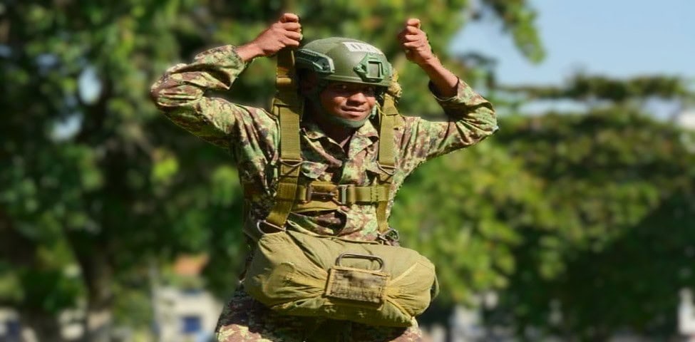 defensie parachutist 1 Tweede Luitenant Eleos Desiré Peerwijk heeft op 5 september officieel in Rio de Janeiro, Brazilië, het prestigieuze insigne Zilveren Vleugels in ontvangst genomen. Deze onderscheiding geldt internationaal als symbool van erkenning binnen het militaire parachutespringen.