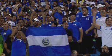 el Salvador suporters De FIFA heeft El Salvador bestraft met een boete van USD 62.715 en gedeeltelijke stadionleegte vanwege racistische uitlatingen van fans tegenover Surinaamse spelers op 8 september. Suriname won de wedstrijd met 1-2. Doelman Etienne Vaessen en bondscoach Stanley Menzo veroordeelden het gedrag scherp. De boete wordt besteed aan een antidiscriminatieplan.