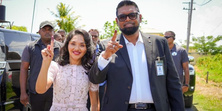 President Irfaan Ali en echtgenoot nadat zij hun stem hebben uitgebracht. Foto: President Irfaan Ali/facebook