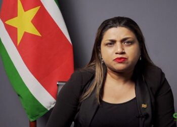 lalinie gopal 1 Het ministerie van Jeugdontwikkeling en Sport (JOS) trapt een landelijk schoolpakkettenproject af, waarmee jongeren in aanmerking kunnen komen voor de meest noodzakelijke schoolspullen. Minister Lalinie Gopal benadrukt dat elk kind recht heeft op onderwijs én de juiste hulpmiddelen om het nieuwe schooljaar goed voorbereid te beginnen.