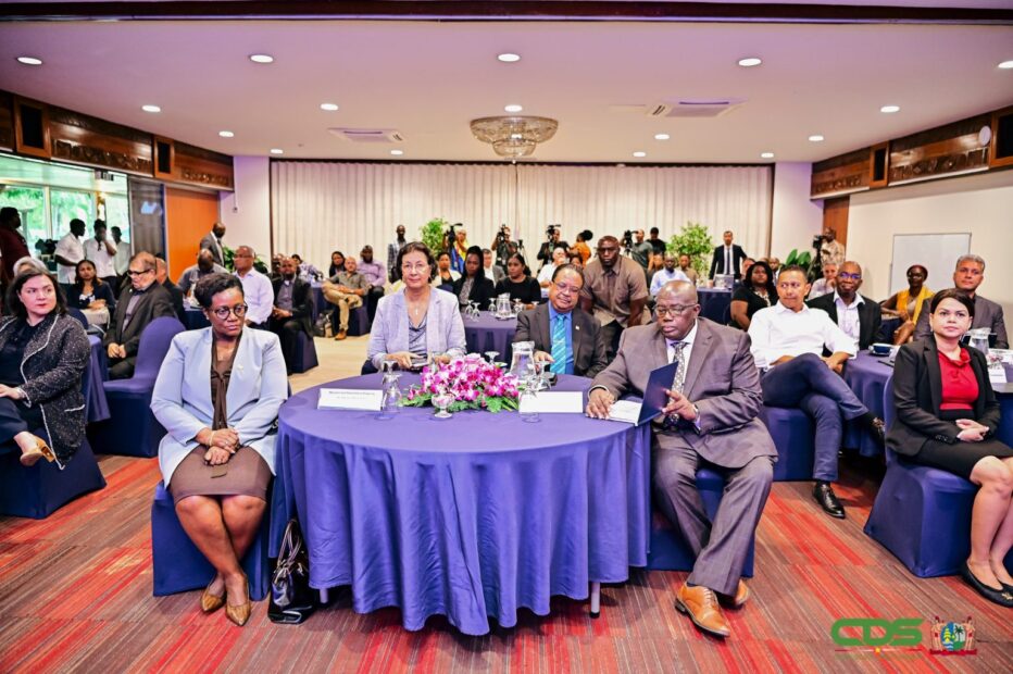 luchtvaartsector 1 1536x1022 1 Suriname is officieel gestart met het proces om de luchtvaartsector te versterken en van de EU-blacklist te halen. Tijdens de Civil Aviation Governance Workshop in Paramaribo benadrukte president Jennifer Simons dat veiligheid, modernisering en internationale samenwerking centraal staan in dit traject.