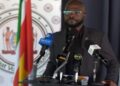 misiekaba rvm De grote achterstand in drempelkosten bij het Academisch Ziekenhuis Paramaribo wordt meegenomen in de begroting voor 2026, aldus minister André Misiekaba. Hij bevestigt dat de betalingen zullen worden voldaan. Daarnaast is het contract van de directeur van de Regionale Gezondheidsdienst, Radjesh Radjkoemar, niet verlengd vanwege een lopend quickscan-onderzoek. Misiekaba benadrukt dat het onderzoek onafhankelijk moet zijn. Ook wordt gewerkt aan het opzetten van een huisartsen spoedpost, met pilotprojecten in Commewijne en Lelydorp als eerste stap.