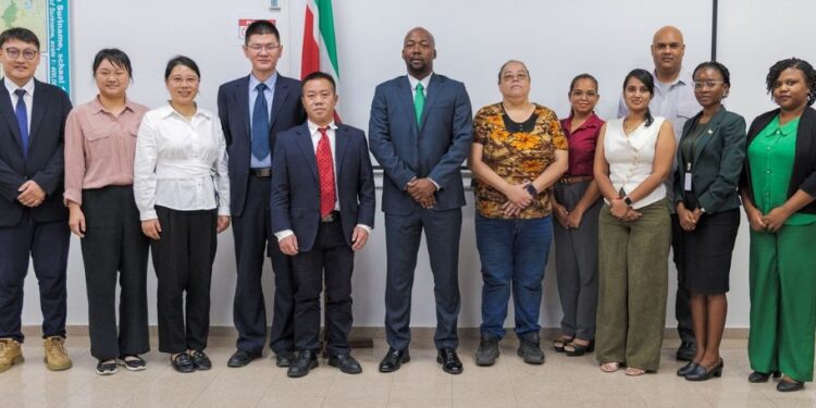 nh cgs Van 2 september tot en met 15 oktober 2025 brengt een delegatie van de China Geological Survey (CGS), onder leiding van Deputy Engineer General Jiang Ren, een officieel werkbezoek aan Suriname...