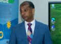 patrick bruining 1 Minister Patrick Brunings stelde voor om het ambtelijk apparaat af te slanken en medewerkers om te scholen voor de olie- en gassector, waar veel werkgelegenheid is. Hij benadrukte dat de inkomsten uit olie en gas goed beheerd moeten worden en geïnvesteerd in duurzame sectoren zoals toerisme, landbouw en groene energie. Brunings wil na 2028 een goed opgeleide gemeenschap en een transparante, welvarende overheid.
