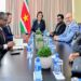 IMF belooft steun aan Suriname in cruciale ontwikkelingsfase 10 president IMF Het Internationaal Monetair Fonds (IMF) beschouwt Suriname als een land in een zeer belangrijke fase van zijn ontwikkeling en zegt bereid te zijn om het land breed te ondersteunen. Dat werd woensdag 10 september bevestigd tijdens een beleefdheidsbezoek van een IMF-delegatie aan president Jennifer Simons.