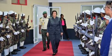 president Simons richting VN President Jennifer Simons is zaterdagmiddag, aan het hoofd van een kleine delegatie, vanuit de Johan Adolf Pengel International Airport vertrokken naar New York. Daar zal zij de komende dagen deelnemen aan de 80ste Algemene Vergadering van de Verenigde Naties (AVVN).