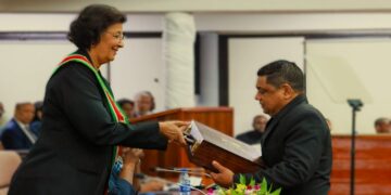 president jennifer simons jaarrede 2025 a Wat misschien verloren gaat in de commotie van het opstarten van het landelijk onderwijssysteem, is dat veel ouders de afgelopen weken moesten goochelen en in bepaalde gevallen misschien zelfs toveren, om te voldoen aan de minimale voorwaarden zodat hun kinderen met een fijn gevoel naar school konden op 1 oktober. En het overgrote deel van degenen die het niet zomaar voorhanden hebben, kon het, ondanks grote financiële barrières en uitdagingen (weer) flikken.