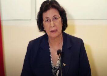 president jennifer simons persconferentie President Jennifer Simons pleit voor reparations binnen Suriname, gericht op herstel en heling van de samenleving na het koloniale verleden. Herstelbetalingen van andere landen zijn geen prioriteit; samenwerking en eigen kracht staan centraal. Volgens haar moeten gesprekken over financiële compensatie op ander niveau plaatsvinden, niet met de Nederlandse premier.