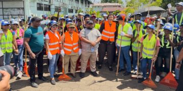 president simons krin kondre actie Wil Bronto achter personen uit het vorige kabinet aangaan? Het kabinet waar hij, tot kort voor de verkiezingen nog, deel van uitmaakte, tot dat hij eruit werd gezet, min of meer. Wraak? Hopelijk heeft Bronto er rekening mee heeft gehouden dat de hitte, die kan ontstaan met het onder de vergrootglas leggen van Moni Stanga’s handelingen, ook personen uit zijn nieuwe politieke omgeving behoorlijke brandwonden zou kunnen bezorgen. Met terugwerkende kracht zelfs.