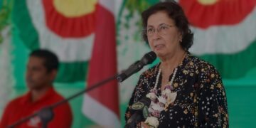 president simons nickerie De president zei dat de kinderen in het binnenland in oktober naar school moeten. Dat betekent dat een aantal vraagstukken nu opgelost moeten worden. Bepaalde bus- en boothouders zijn nog niet uitbetaald. Het staatshoofd is bezig met de minister van Financiën en Planning om na te gaan, geld vrij te maken voor de vervoerders. “Desnoods deels, zodat de leerkrachten vervoerd kunnen worden naar hun standplaatsen”, zei Simons.