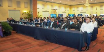 ro hauwei De minister van Regionale  Ordening (RO), Miquella Huur, heeft op 4 september deelgenomen aan een kennissessie over digitalisering, georganiseerd door Huawei in Royal Torarica. De bijeenkomst vond plaats in het kader van ICT Day 2025 en stond in het teken van Digital Transformation to Empower Suriname’s Smart Future.