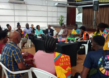 sessie1 De Stichting Saamaka un Zunta ko a Wan noemt het jongerencongres dat onlangs is gehouden geslaagd. Lenie Josafath, bestuurslid van de stichting, is zeer tevreden over de opkomst en het verloop van het congres. “Zo een congres is niet iets waarvan je de vruchten vanmiddag al zal zien. De vruchten zal je pas na een poos zien. Maar die mindshift begint al op gang te komen. Ik denk dat de mensen die vandaag hier zijn heel veel hebben kunnen meenemen.”..