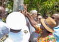 solar 4 Alle dorpen in het boven Suriname gebied vanaf Atjoni worden stuk voor stuk aangesloten op het elektriciteitsnet van de Energiebedrijven Suriname (EBS). Gisteren zijn de dorpen Nieuw aurora, Gengeston en Tjaikonde officiëel aangesloten op nieuwe zonne-energiesystemen, waardoor zij nu beschikken over 24 uur per dag elektriciteit..