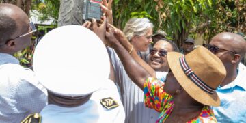 solar 4 Alle dorpen in het boven Suriname gebied vanaf Atjoni worden stuk voor stuk aangesloten op het elektriciteitsnet van de Energiebedrijven Suriname (EBS). Gisteren zijn de dorpen Nieuw aurora, Gengeston en Tjaikonde officiëel aangesloten op nieuwe zonne-energiesystemen, waardoor zij nu beschikken over 24 uur per dag elektriciteit..