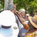 Nieuw aurora en omliggende dorpen hebben 24uur stroom 10 solar 4 Alle dorpen in het boven Suriname gebied vanaf Atjoni worden stuk voor stuk aangesloten op het elektriciteitsnet van de Energiebedrijven Suriname (EBS). Gisteren zijn de dorpen Nieuw aurora, Gengeston en Tjaikonde officiëel aangesloten op nieuwe zonne-energiesystemen, waardoor zij nu beschikken over 24 uur per dag elektriciteit..