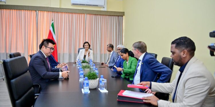 staatsolie 5 1536x1022 1 President Jennifer Simons heeft maandag 8 september op het Kabinet van de President een delegatie ontvangen van het Maleisische staatsoliebedrijf Petronas, geleid door Mohd Jukris Abdul Wahab, Executive Vice-president & CEO Upstream. Bij de ontmoeting waren ook minister Patrick Brunnings van Olie, Gas en Milieu (OGM) en Staatsolie-directeur Annand Jagesar aanwezig...