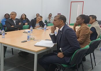 strategisch overleg NMA foto 1 De Nationale Milieu Autoriteit (NMA) en het ministerie van Olie, Gas en Milieu (OGM) hebben op 15 september een strategisch interministerieel overleg georganiseerd over de groeiende milieuvervuiling door goudwinning in het binnenland. Naast OGM waren ook de ministers van Natuurlijke Hulpbronnen (NH) en Economische Zaken (EZ) met hun delegaties aanwezig.