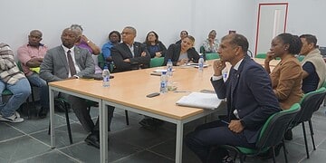 strategisch overleg NMA foto 1 De Nationale Milieu Autoriteit (NMA) en het ministerie van Olie, Gas en Milieu (OGM) hebben op 15 september een strategisch interministerieel overleg georganiseerd over de groeiende milieuvervuiling door goudwinning in het binnenland. Naast OGM waren ook de ministers van Natuurlijke Hulpbronnen (NH) en Economische Zaken (EZ) met hun delegaties aanwezig.