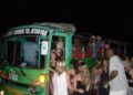 tourbussen De kleurrijke en muzikale lijnbussen van de jaren 90 in Suriname waren meer dan vervoer – het was een jeugdcultuur. Nu herleeft die sfeer via tourbussen, waar jongeren feesten met muziek, dans en ongeschreven regels. De charme blijft, maar ook de risico’s. Regulering blijft belangrijk voor veiligheid en balans.