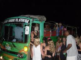 tourbussen De kleurrijke en muzikale lijnbussen van de jaren 90 in Suriname waren meer dan vervoer – het was een jeugdcultuur. Nu herleeft die sfeer via tourbussen, waar jongeren feesten met muziek, dans en ongeschreven regels. De charme blijft, maar ook de risico’s. Regulering blijft belangrijk voor veiligheid en balans.