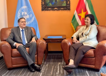 unga president suriname paho director In de marge van de 80ste zitting van de Algemene Vergadering van de Verenigde Naties (AVVN80) heeft president Jennifer Simons een ontmoeting gehad met dr. Jarbas Barbosa, directeur van de Pan-Amerikaanse Gezondheidsorganisatie (PAHO).