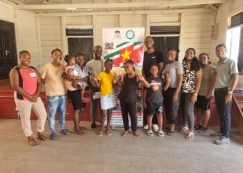 vacayproject coronie De Coroniaanse jeugdorganisatie Kinderen van Vandaag organiseerde haar eerste vakantieproject ‘Cosu Bloei en Vakantiekamp’ van 22–26 september. Jongeren tussen 7 en 18 jaar werkten aan talentontwikkeling, studievaardigheden en sociale groei. Ondersteund door Jeugdraadleden en lokale instanties, wil de organisatie jongeren versterken en jaarlijks dit soort initiatieven voortzetten.