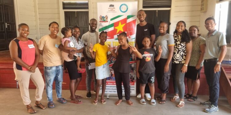 vacayproject coronie De Coroniaanse jeugdorganisatie Kinderen van Vandaag organiseerde haar eerste vakantieproject ‘Cosu Bloei en Vakantiekamp’ van 22–26 september. Jongeren tussen 7 en 18 jaar werkten aan talentontwikkeling, studievaardigheden en sociale groei. Ondersteund door Jeugdraadleden en lokale instanties, wil de organisatie jongeren versterken en jaarlijks dit soort initiatieven voortzetten.