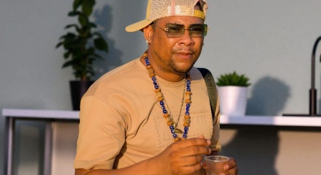 wise 1 De Surinaamse muziekscene blijft bruisen van nieuw talent, en één van de namen die steeds vaker opduikt, is die van Wise Rebel. Een artiest die zijn roots diep in de muziekgeschiedenis van Suriname heeft, maar die tegelijkertijd zijn eigen pad bewandelt met een veelzijdigheid die zelden voorkomt.