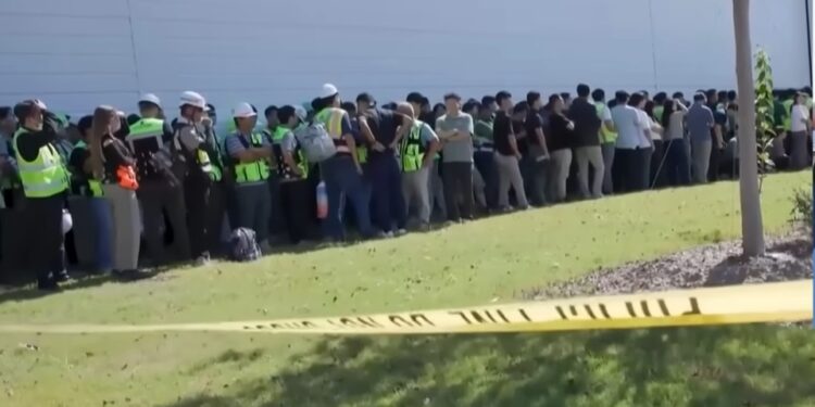 zuid koreaanse vlucht Meer dan 300 Zuid-Koreaanse arbeiders zijn vorige week opgepakt bij de grootste immigratieraid in de recente Amerikaanse geschiedenis. De Zuid-Koreaanse regering onderhandelt nu met Washington over een vrijwillige terugkeer om een formele deportatie te vermijden.