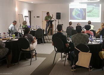 1.Presentatie door A. Lesterhuis Aan de workshop namen vertegenwoordigers deel van onder meer het Surinaamse Ministerie van Grondbeleid en Bosbeheer en het Ministerie van Openbare Werken & Ruimtelijke Ordening; GEPOG, L’Office Français de la Biodiversité en le Conservatoire du Littoral (Frans-Guyana); de Protected Areas Commission en NAREI (Guyana), het Canadese Ministerie van Environment and Climate Change, en andere partners.