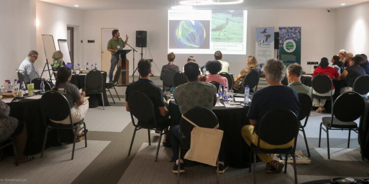 1.Presentatie door A. Lesterhuis Aan de workshop namen vertegenwoordigers deel van onder meer het Surinaamse Ministerie van Grondbeleid en Bosbeheer en het Ministerie van Openbare Werken & Ruimtelijke Ordening; GEPOG, L’Office Français de la Biodiversité en le Conservatoire du Littoral (Frans-Guyana); de Protected Areas Commission en NAREI (Guyana), het Canadese Ministerie van Environment and Climate Change, en andere partners.
