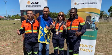 1000219935 De sportdag, georganiseerd op zaterdag 25 oktober in het Bigi Wey Sportcentrum te Brownsweg (district Brokopondo), bracht ruim 300 kinderen uit verschillende dorpen bij elkaar. De deelnemers waren tussen de 10 en 15 jaar oud. Het initiatief kwam van Zijin Rosebel Gold Mines N.V. als onderdeel van het Social Performance Program van het bedrijf.