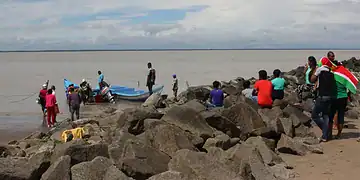 13 ZEKER President nemt backtrack Het Districtscommissariaat (DC) Nickerie kondigt aan dat er een boot wordt ingezet voor het vervoer van gestrande passagiers richting Apoera. Dit als gevolg van het gedeeltelijk instorten van de brug te Witagron. Als alternatieve route kunnen reizigers vanuit Nickerie de boot pakken richting Apoera.