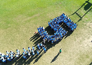 2 2 1290x725 1 In totaal 7500 leerlingen van 45 scholen bereiden zich voor op de nationale gymnastrade die op 16 november 2025 wordt gehouden op het Onafhankelijkheidsplein, als onderdeel van de viering van 50 jaar Staatkundige Onafhankelijkheid van Suriname. Het is de eerste grootschalige gymnastrade sinds 1985.