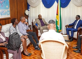 2025.10.15 BIS 02 Bilateral Suriname Guyana Minister Melvin Bouva van Buitenlandse Zaken, Internationale Handel en Samenwerking (BIS) heeft in Georgetown een bilateraal overleg gevoerd met zijn Guyanese ambtgenoot Hugh Todd. Het gesprek vond plaats aan de rand van de International Business Conference (14–16 oktober).