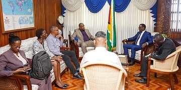 2025.10.15 BIS 02 Bilateral Suriname Guyana Minister Melvin Bouva van Buitenlandse Zaken, Internationale Handel en Samenwerking (BIS) heeft in Georgetown een bilateraal overleg gevoerd met zijn Guyanese ambtgenoot Hugh Todd. Het gesprek vond plaats aan de rand van de International Business Conference (14–16 oktober).