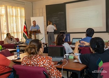 2025.10.16 Worshop Afval TAUS en ILACO LVV 75 1536x1024 1 Het Ministerie van Olie, Gas en Milieu (OGM) heeft donderdag 16 oktober 2025 een workshop gehouden om nationale prioriteiten voor het beheer van gevaarlijk afval te toetsen en input te verzamelen voor een haalbaarheidsstudie naar een centrale opslagfaciliteit in Suriname.